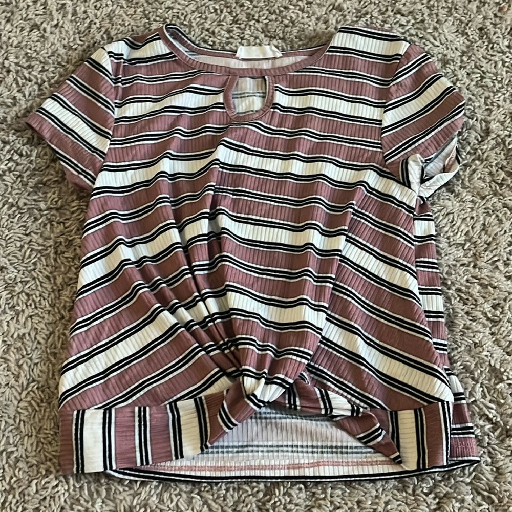 Beautiful trendy T-shirt very comfortable!!